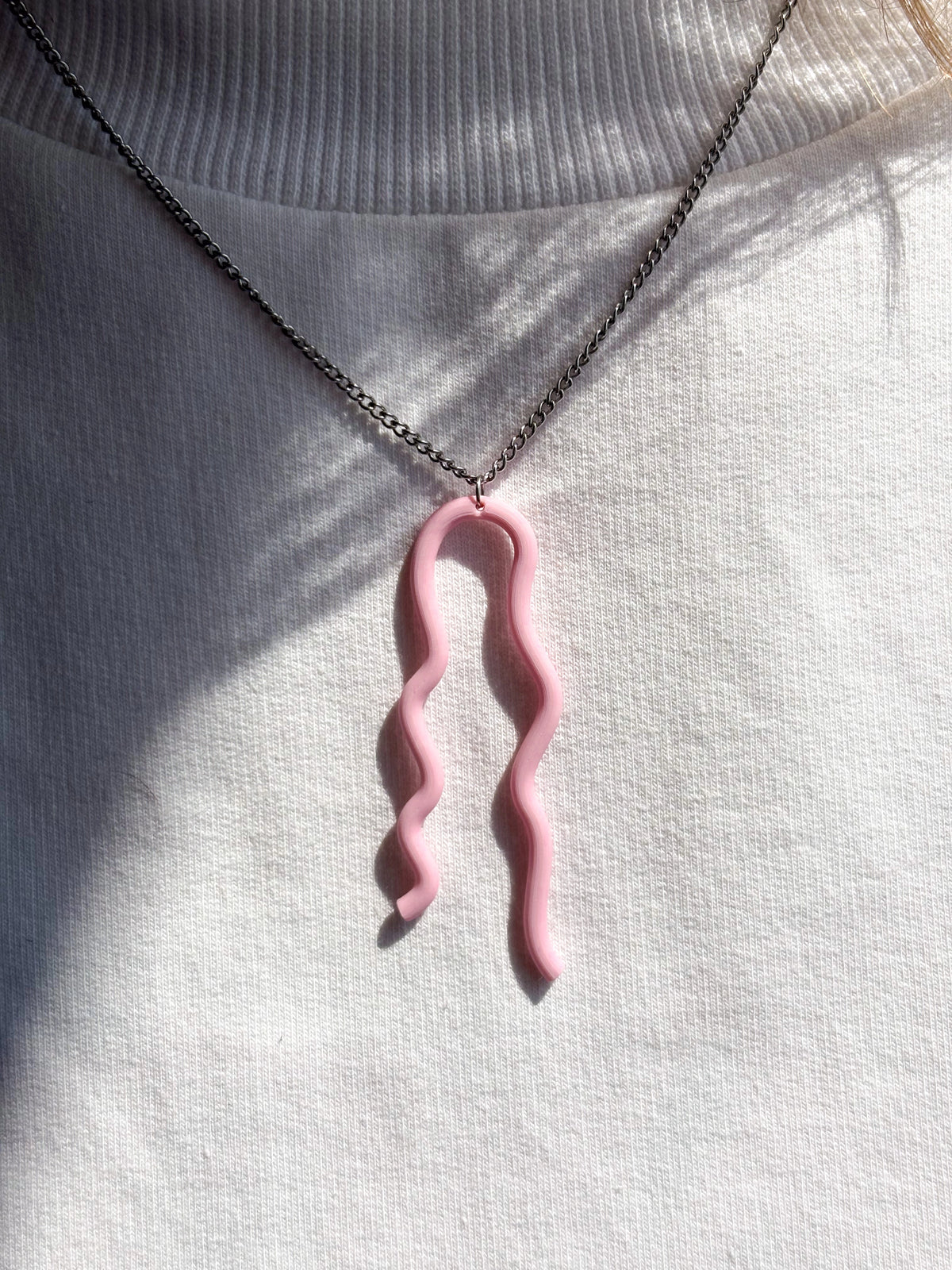 Subtle WAVY necklace
